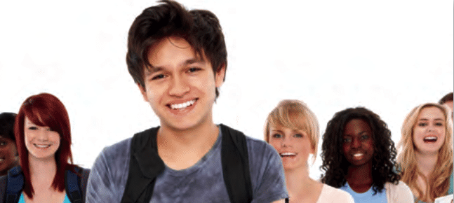 Image d’un groupe de jeunes souriants.